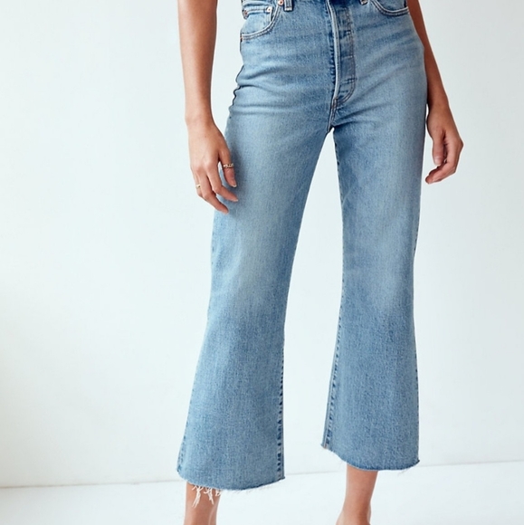 Levi's Ribcage High-Rise Crop Flare Jeans 29 - Picture 3 of 15